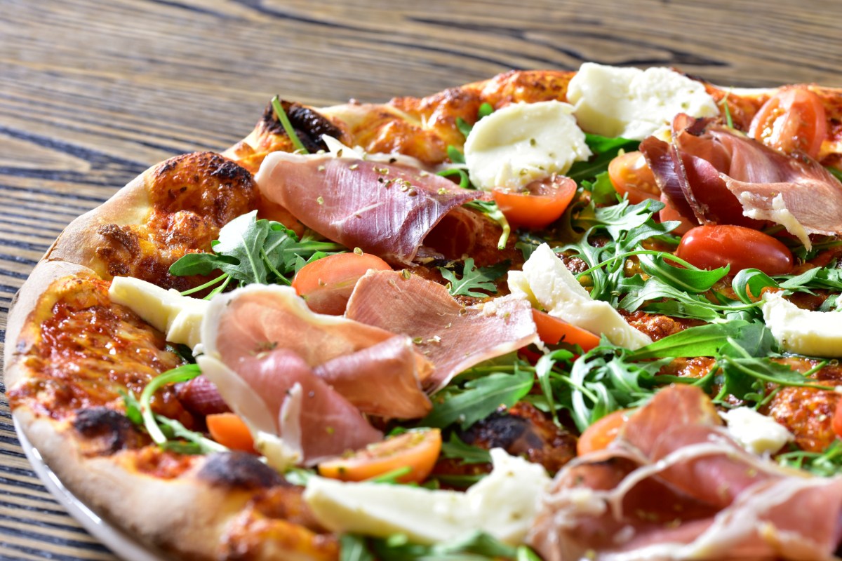 Pyszna pizza z pieca z wieloma dodatkami