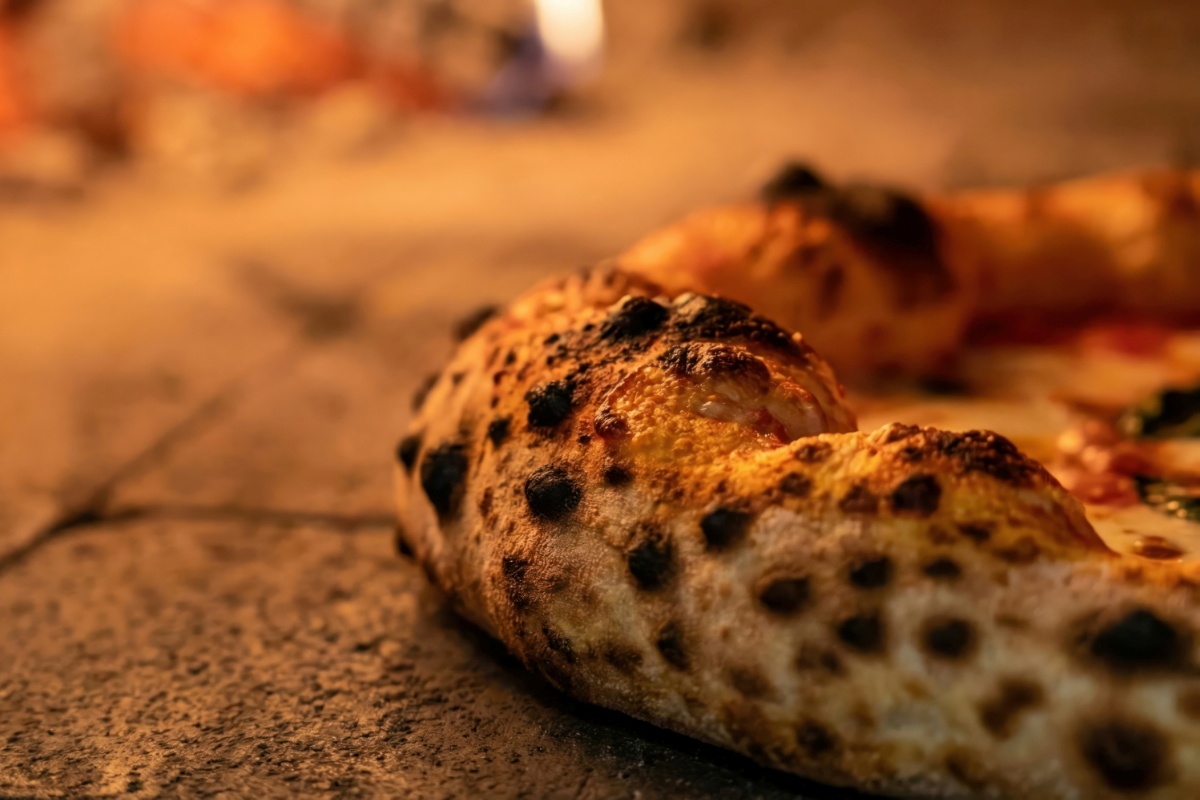 Widok na wypieczone brzegi pizzy z efektem leopard spots