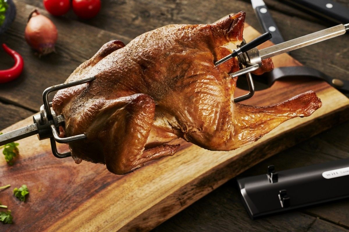Upieczony kurczak z rożna z wbitą sondą CookPerfect