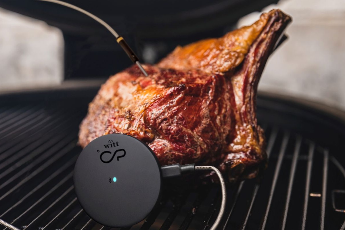 Wypieczona wieprzowina z kością na grillu z termometrem CookPerfect Comfort.